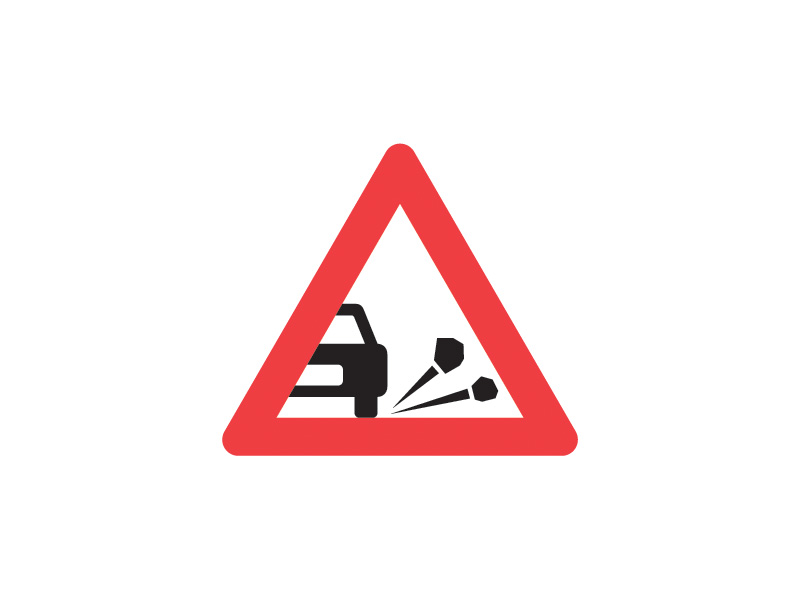 Færdselstavlen A33 betyder "Løse sten" og advarer om, at der findes løse sten på kørebanen, som kan forårsage stenskader på biler eller farlig kørsel. Skiltet bruges typisk i områder med vejarbejde eller ved skråninger, hvor sten kan løsrive sig. Bilister bør sænke hastigheden og holde god afstand for at øge sikkerheden.