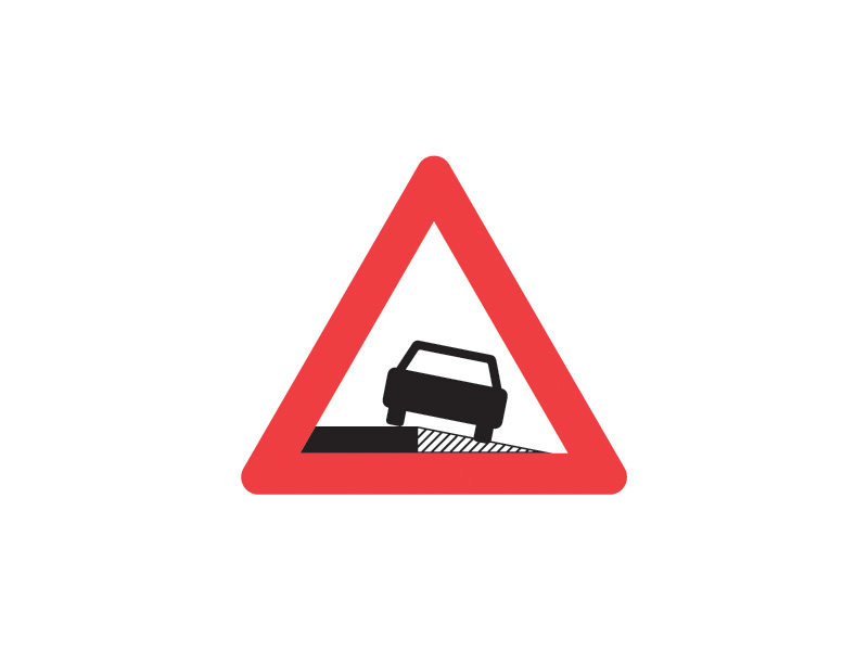 Færdselstavle A35 betyder "Farlig rabat" og advarer om, at vejkanten er farlig, for eksempel på grund af en høj kant eller et blødt underlag, der kan skabe en farlig situation. Tavlen bruges til at gøre bilister opmærksomme på en potentiel fare ved vejkanten, hvilket forhåbentlig får dem til at køre mere forsigtigt og holde en større afstand til rabatten. En undertavle kan angive årsagen, som for eksempel "Blød rabat" eller "Høj kant".