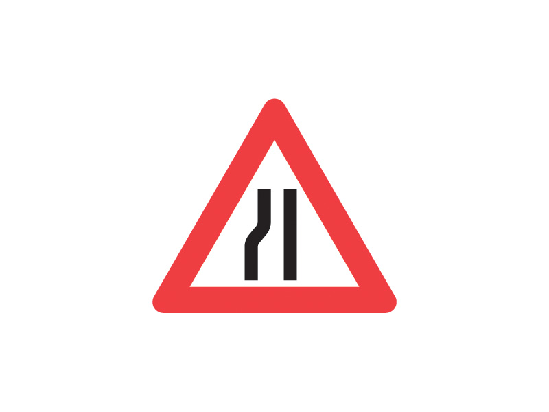 Færdselstavle A43.2 betyder "Indsnævret vej i venstre side" og er en advarselstavle, der viser, at vejen indsnævres markant i venstre side længere fremme. Tavlen advarer trafikanter om de ændrede vejforhold, så de kan forberede sig ved at sænke hastigheden og være ekstra opmærksomme på eventuelle forhindringer.