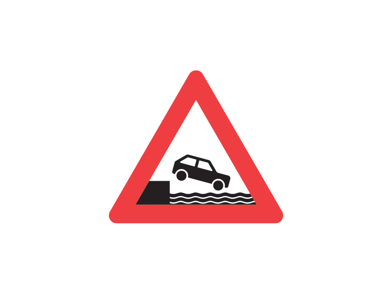 Færdselstavle A92 betyder, at du er på vej mod en havnekaj. Det er en advarselstavle, der angiver en kommende havnekaj eller et færgeleje, som du skal være opmærksom på, da det kan indebære smalle veje eller kørsel tæt på vandet.