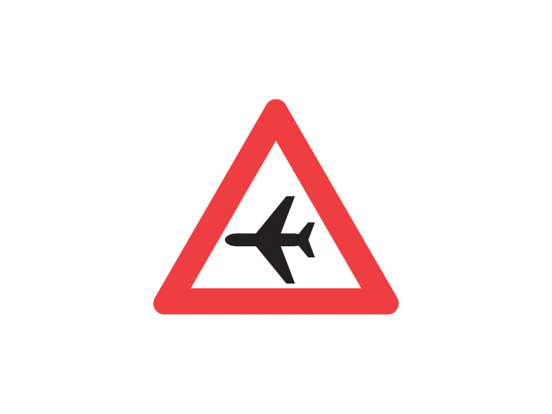 Færdselstavle A96 betyder, at der er fare for lavtgående fly, og trafikanter opfordres til at være særligt opmærksomme, især i områder nær lufthavne. Skiltet er en advarselstavle, og advarer om, at fly kan støje meget ved start og landing.