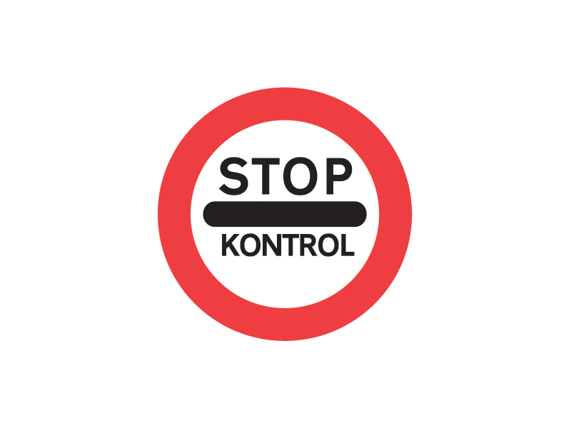 Færdselstavlen C92 betyder "Passage uden stop forbudt". Det er en forbudstavle, der indikerer, at man ikke må køre ind i det område eller vejkryds, hvor tavlen er opsat, uden at stoppe først. Tavlen bruges til at informere trafikanter om, at der er en stopkontrol eller en anden form for forbud, der kræver et stop for at overholde sikkerhedsstandarder eller vejregler.