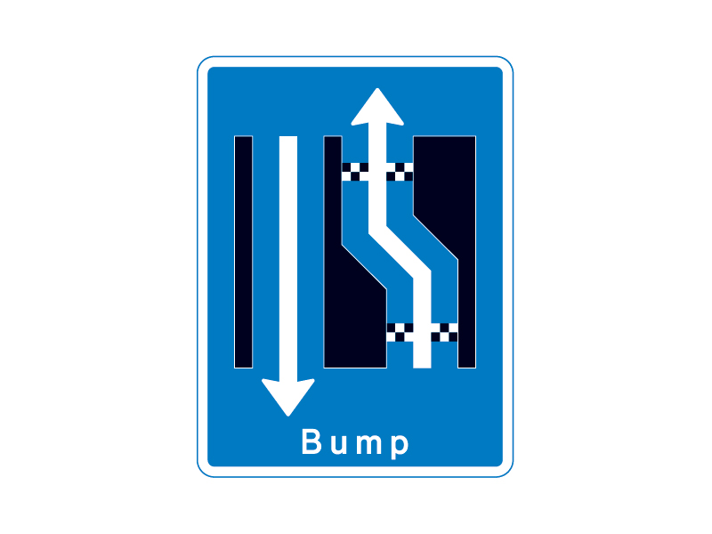 Færdselstavle E16.3.04 betyder forsætning til højre med bump og skiltet angiver at der er en forsætning til venstre med bump længere fremme, som man skal være opmærksom på.