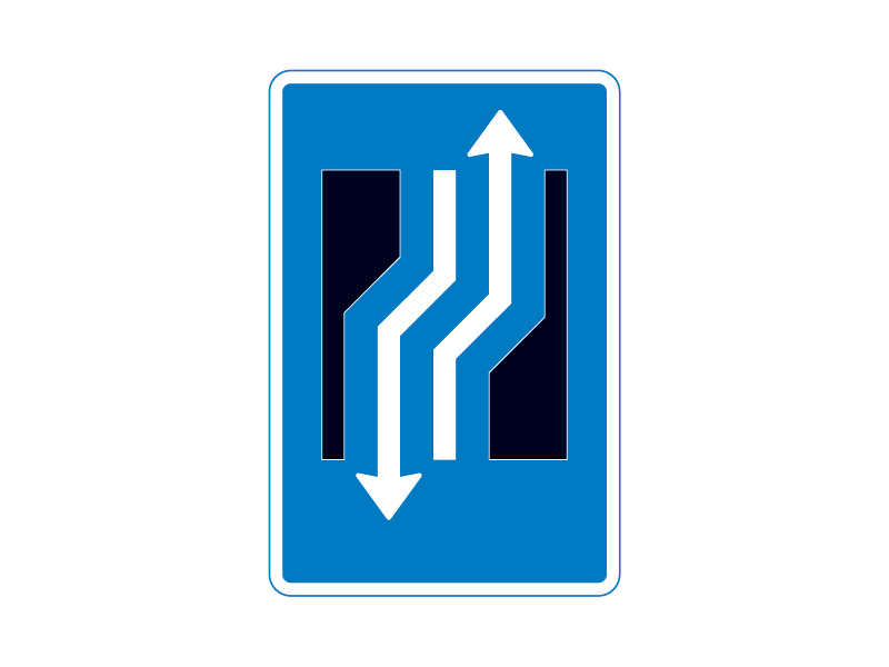 Færdselstavle E16.3.11 viser et vognbaneforløb, hvor kørebanen forsætter til højre, og den indikerer en markant retningsændring på vejen, men advarer samtidig om, at der er modkørende trafik i samme område.