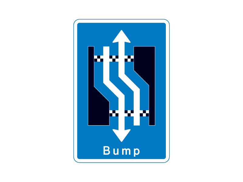 Færdselstavle E16.3.14 viser et vognbaneforløb, hvor kørebanen forsætter til venstre, og den indikerer en markant retningsændring på vejen med bump, men advarer samtidig om, at der er modkørende trafik i samme område.