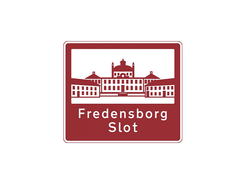 K30 Servicetavler informerer trafikanter om tilgængelige servicefaciliteter langs ruten, som kan være vigtige for komfort og sikkerhed undervejs. Deres funktion er at hjælpe dig med at planlægge nødvendige stop, tanke op eller søge hjælp ved uforudsete hændelser.