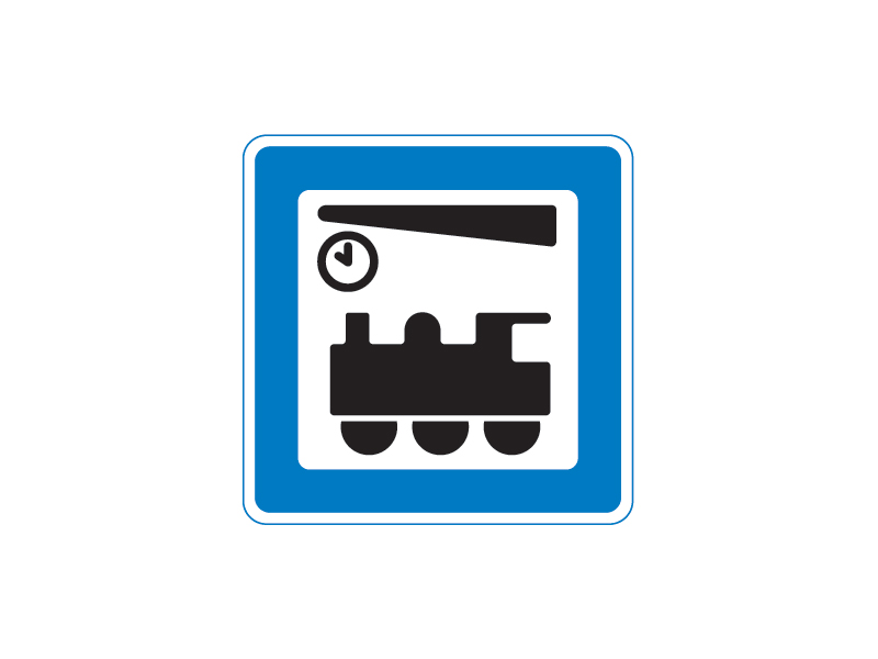 Servicetavle M 13 markerer en jernbanestation og anvendes til at vise vej til nærmeste togstation eller jernbaneknudepunkt. Skiltet er blåt med et hvidt symbol af et lokomotiv set forfra, hvilket gør det let genkendeligt for rejsende, der søger mod den skinnebårne trafik. Tavlen er placeret ved centrale vejkryds og indfaldsveje for at guide trafikanter mod stationens faciliteter, hvad enten det er til parkering eller direkte omstigning til tog.