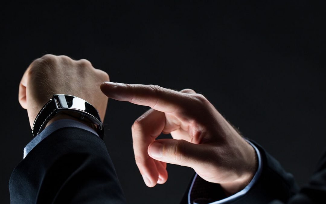 Du kan få en bøde for at bruge smartwatch i bilen!