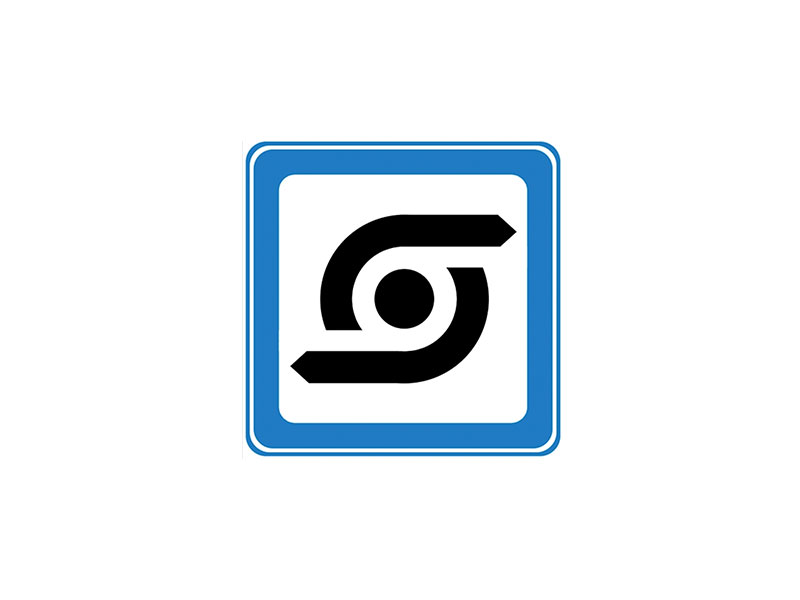 M18 Servicetavler informerer trafikanter om tilgængelige servicefaciliteter langs ruten, som kan være vigtige for komfort og sikkerhed undervejs. Deres funktion er at hjælpe dig med at planlægge nødvendige stop, tanke op eller søge hjælp ved uforudsete hændelser.